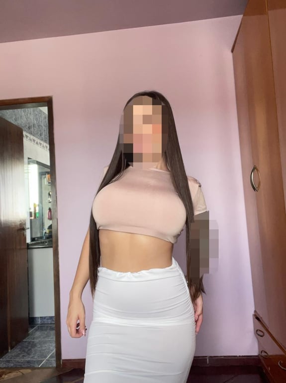 Lívia Andrade Massagista formada há 4 anos Massagem nuru