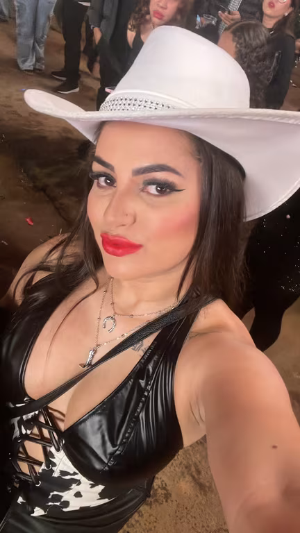 Yara pimenta seu momento é aqui . Massagem em