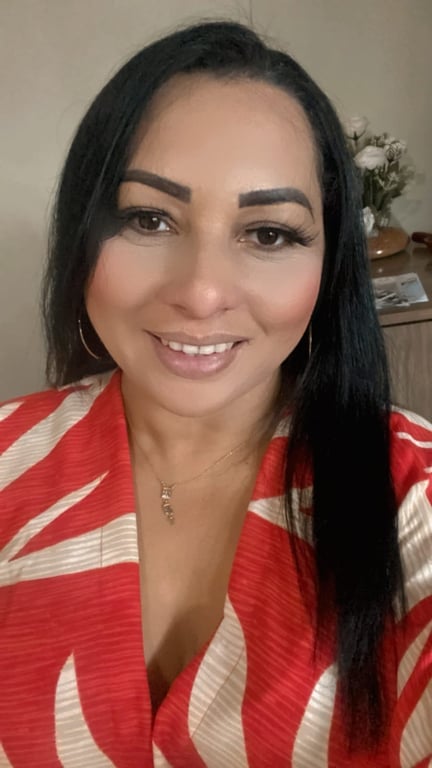 Terapeuta Tântrica e Massoterapeuta. 