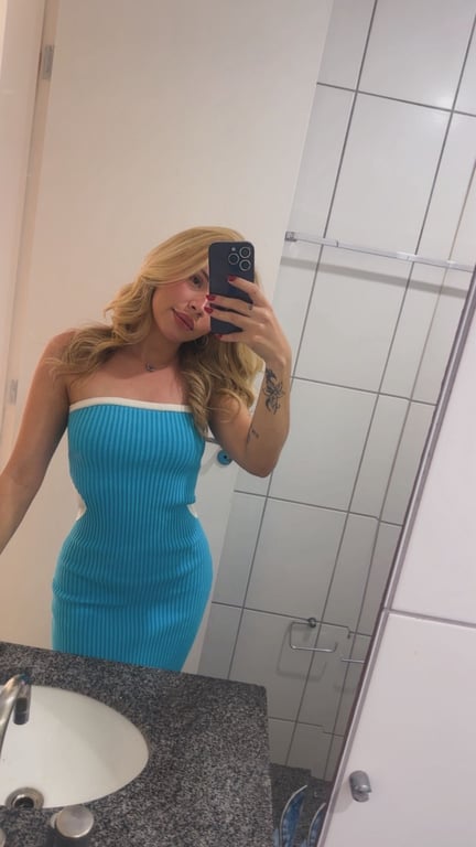 Lia Bellucci — Muito Além de uma Massagem Massagem