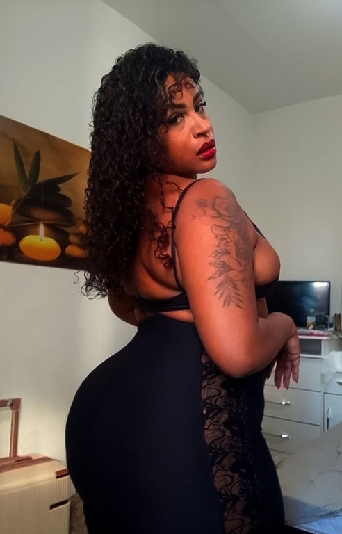 MANU SANTOS (MASSAGISTA SENSUAL)