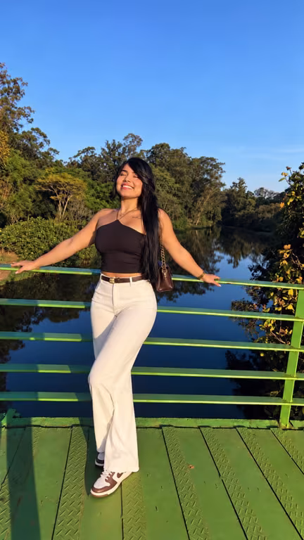 Rebeca Terapeuta Especialista em experiências sensoriais Massagista