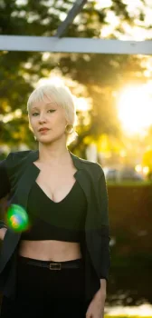 Um corpo, quatro mãos, infinitas sensações.