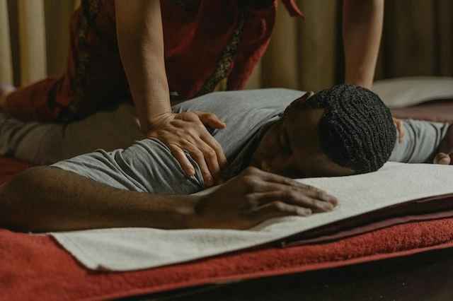 Descubra como Massagem relaxante ajuda no alívio muscular