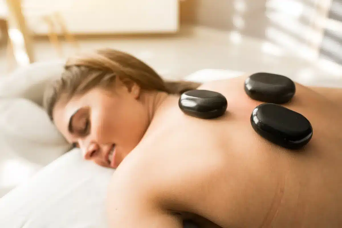 Como funciona a massagem com pedras quentes?