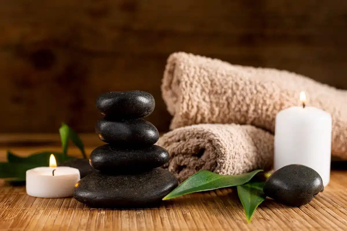 Quais são os benefícios das pedras quentes na massagem?