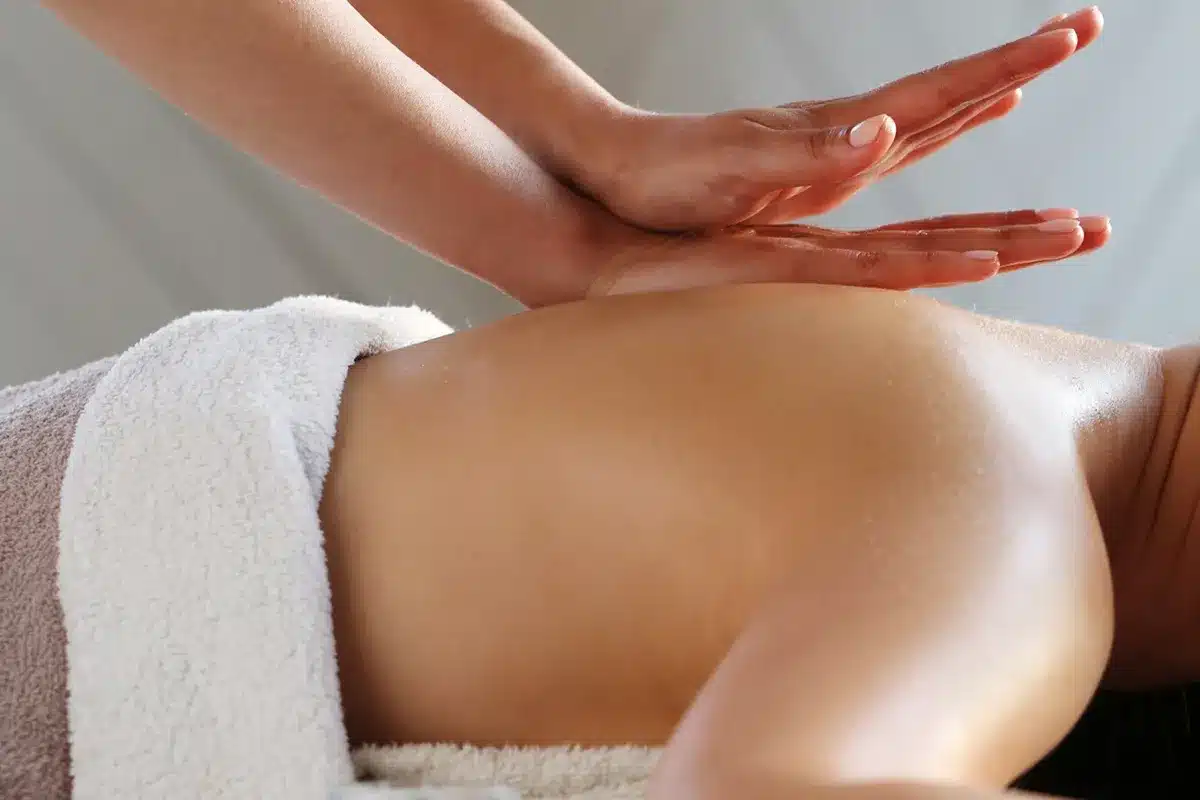 Qual é o propósito da música relaxante para massagem?