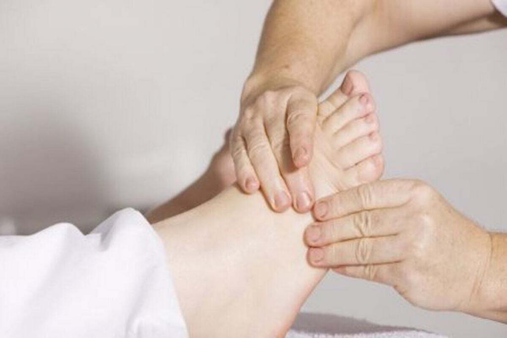 Massagem nos pés para estimular a circulação sanguínea.