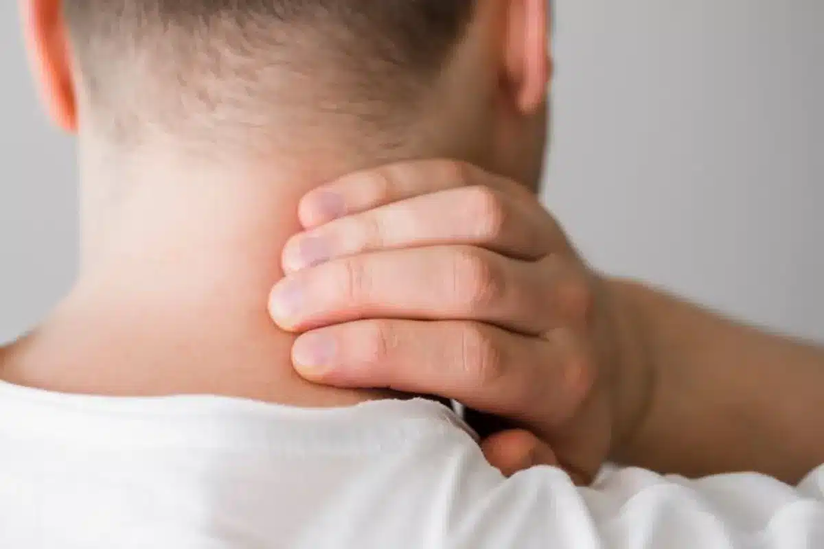 Benefícios da massagem no alívio da tensão no pescoço e ombros
