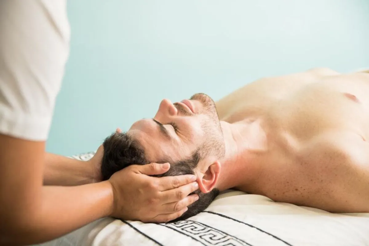 Qual tipo de massagem é mais eficaz para aliviar dores de cabeça?