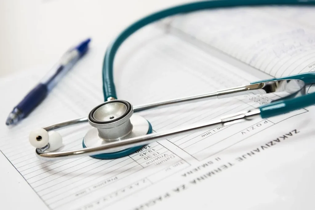 Estetoscópio sobre prontuário médico representando atendimento de urologista.
