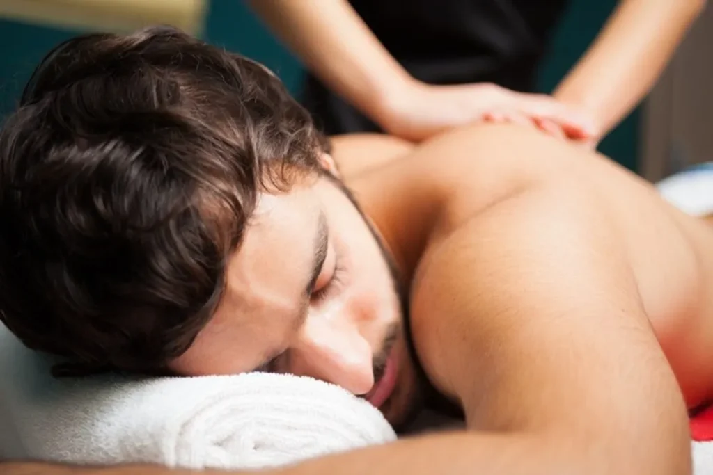 Homem relaxado recebendo uma massagem nas costas, simbolizando a busca por bem-estar e qualidade de vida.