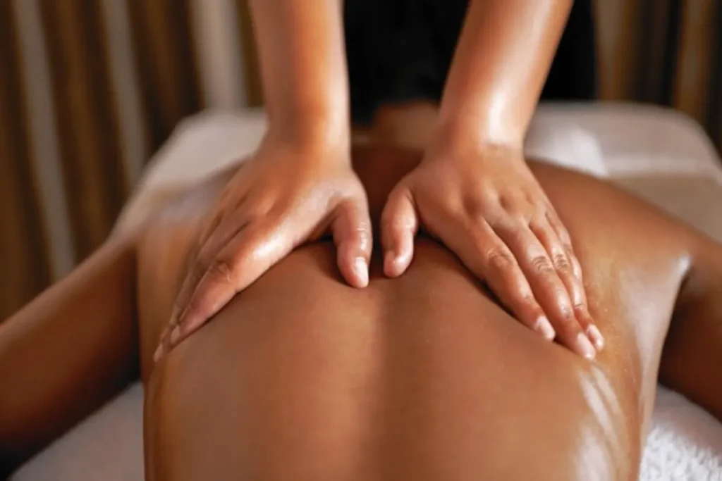 Massagem terapêutica nas costas para diminuir os níveis de cortisol e promover relaxamento profundo