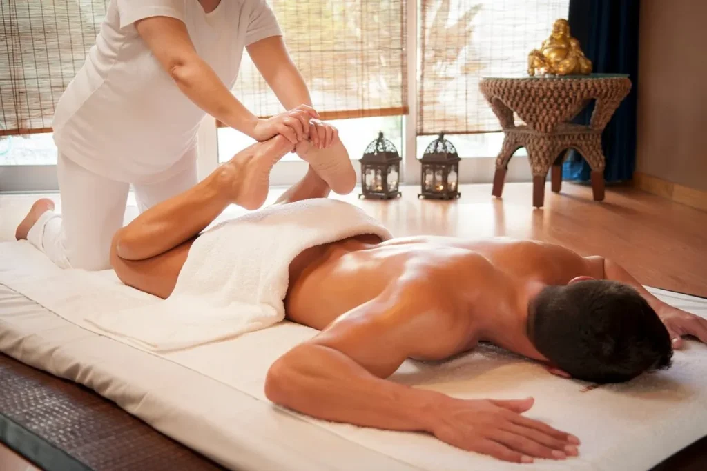 Profissional realizando massagem terapêutica em spa em Bauru para promover bem-estar
