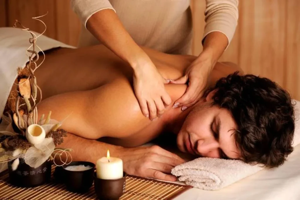 Massagista profissional oferece massagem relaxante nas costas em ambiente tranquilo em Barueri.