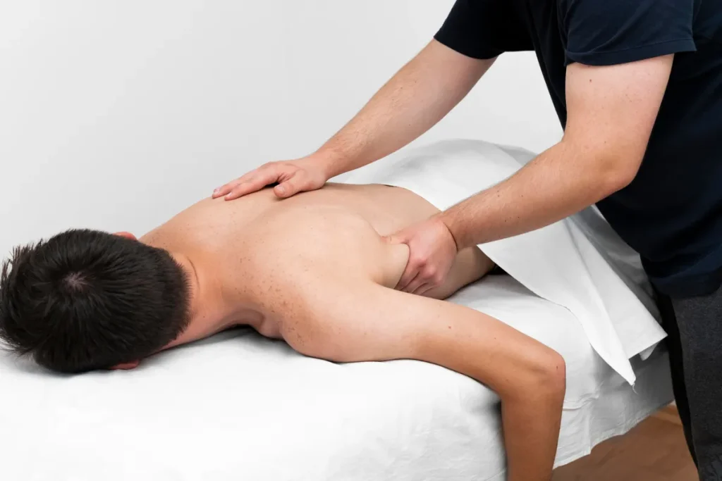 Homem recebendo massagem relaxante nas costas com gel de massagem para alívio da tensão muscular.