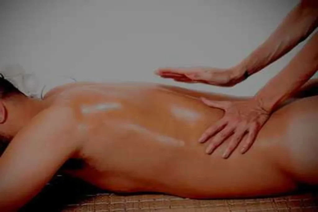 Homem recebendo massagem relaxante que estimula a liberação de ocitocina.