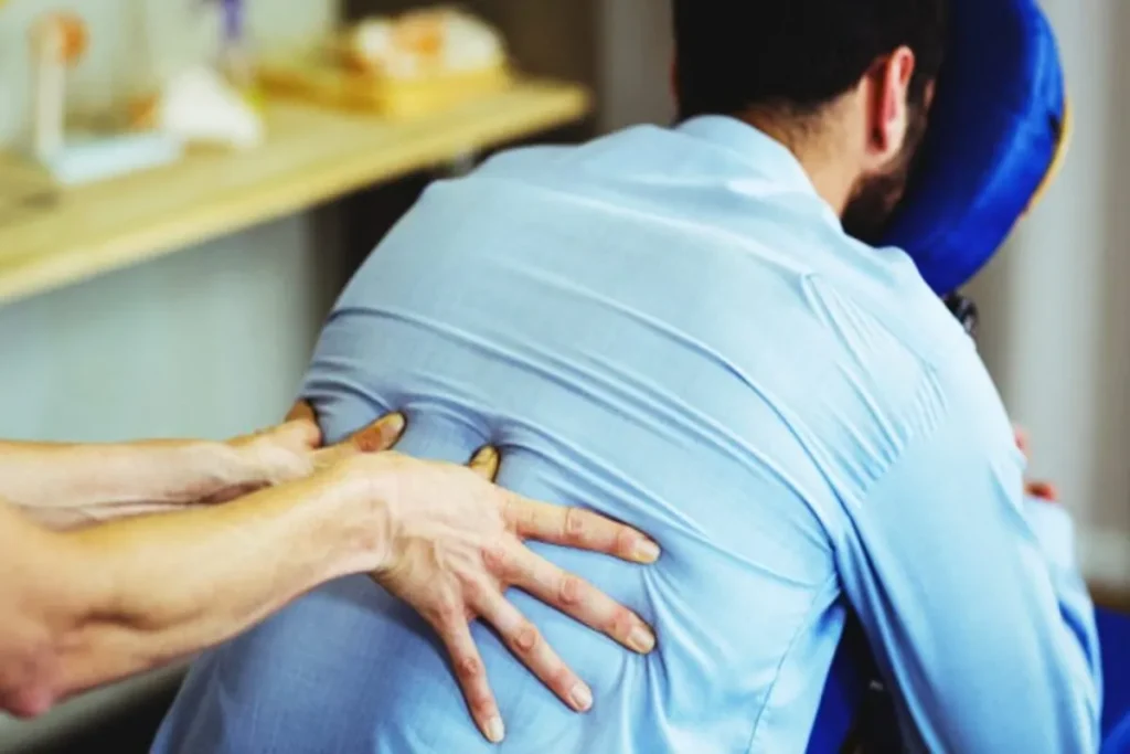 Pessoa recebendo quick massage nos ombros e costas, técnica de massagem rápida para relaxamento e bem-estar.