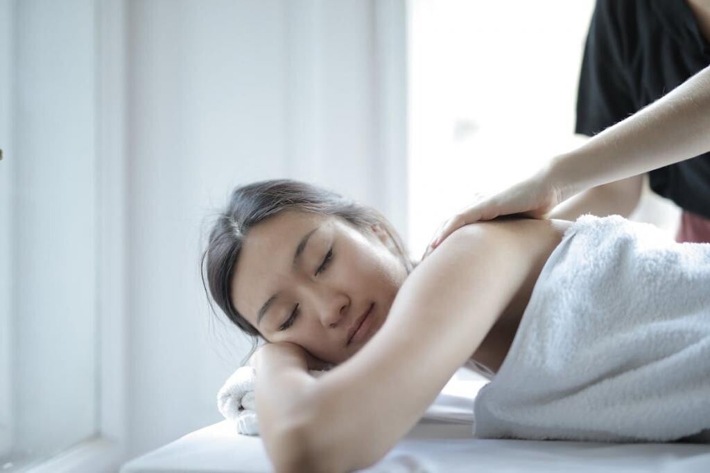 Mulher fazendo massagem relaxante