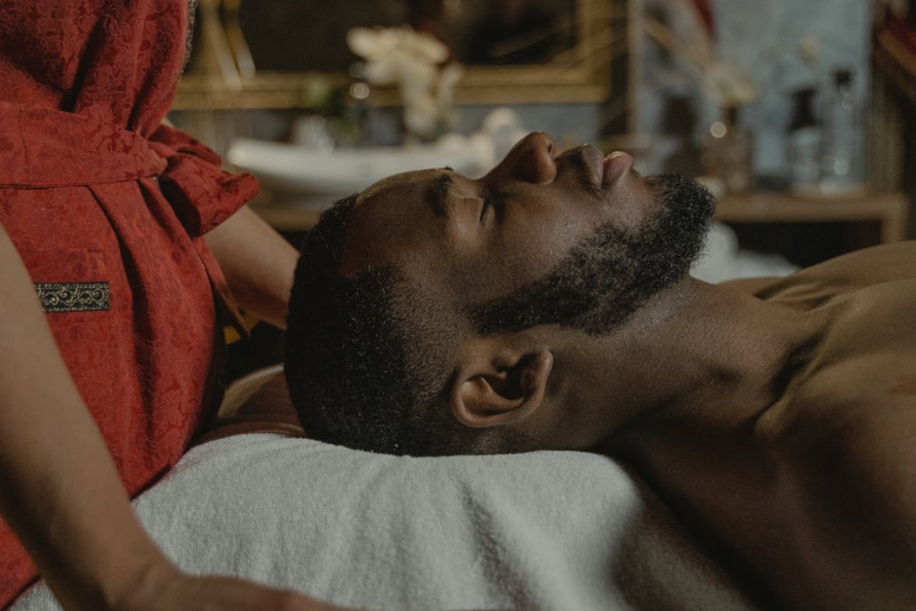 Homem recebendo massagem