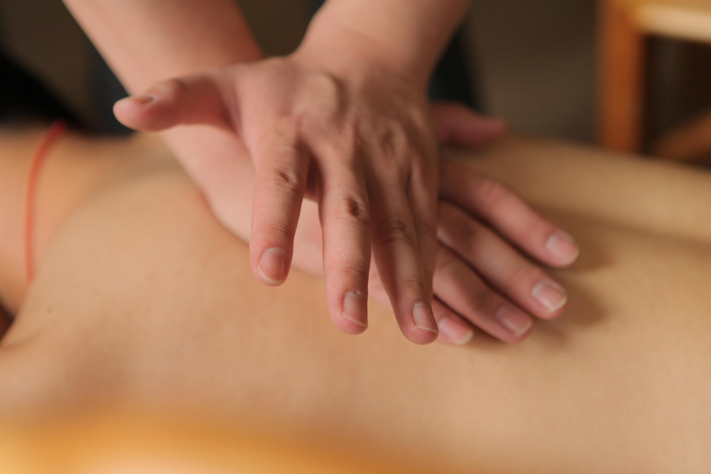 Pessoa recebendo massagem