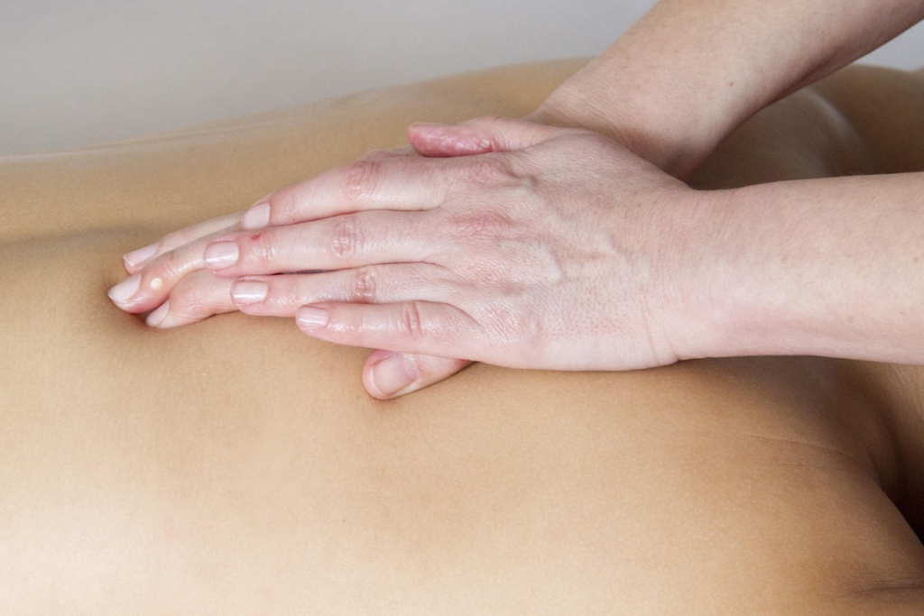 Pessoa recebendo massagem