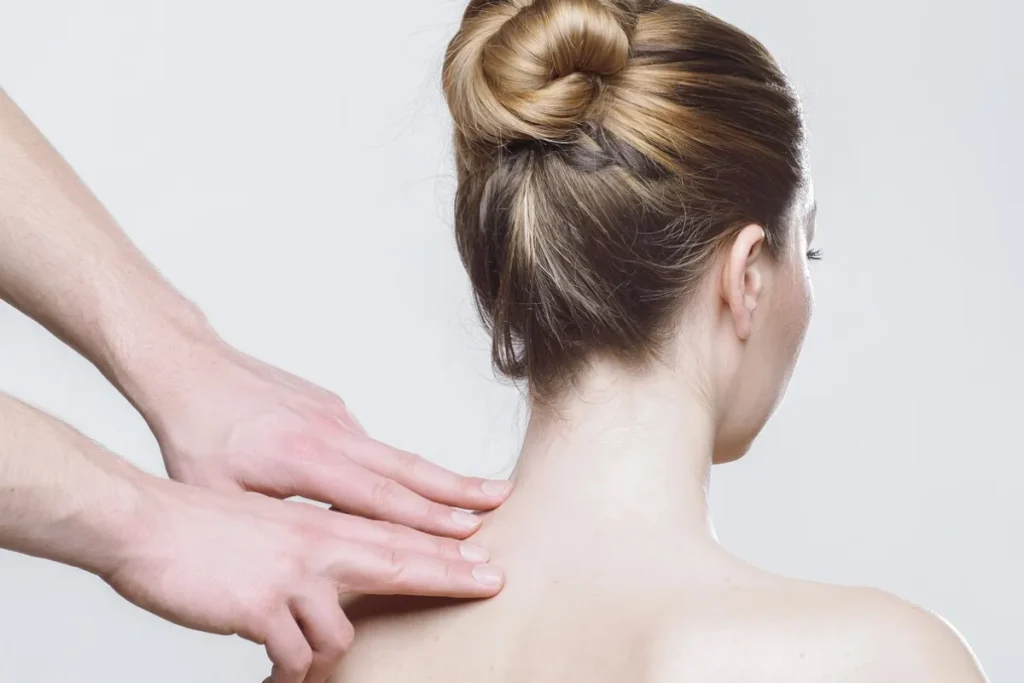 Rigidez muscular: causas, sintomas e como a massagem pode aliviar
