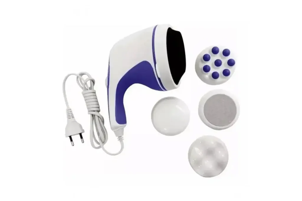 Massageador elétrico corporal com cabo e diferentes discos de massagem em fundo branco