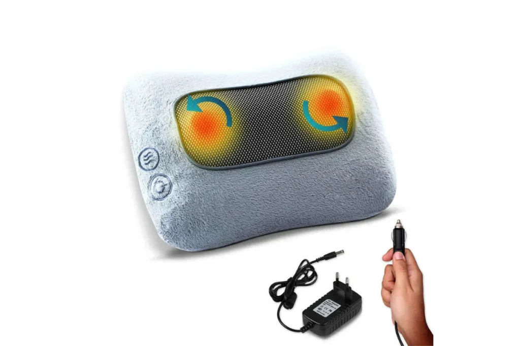 Almofada massageadora shiatsu com setas indicando movimento e acessórios de carregamento