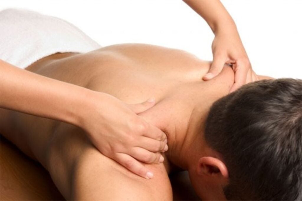 Massagem nos ombros e pescoço para reduzir tensão muscular emocional e promover relaxamento.