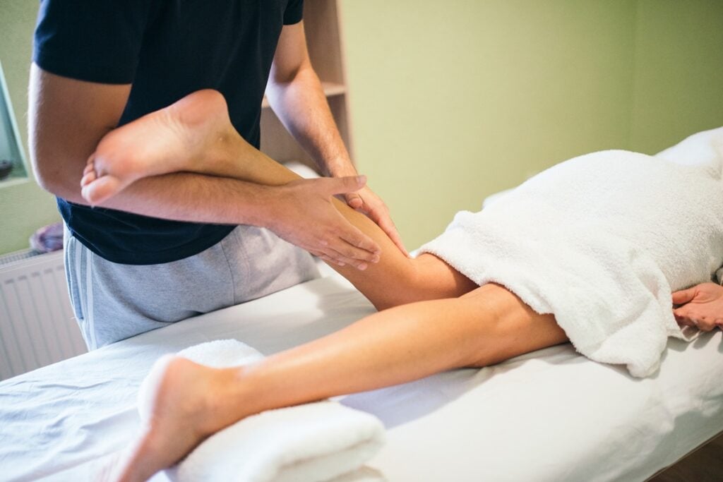 Distensão muscular: sintomas, graus, recuperação e quando a massagem pode ajudar