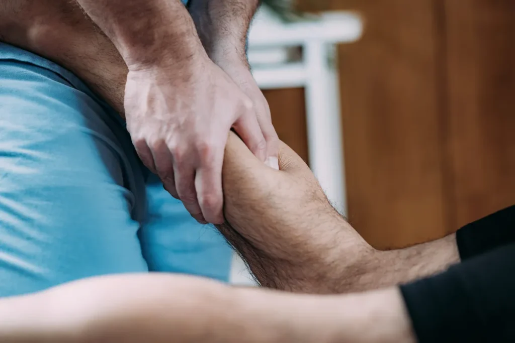Distensão muscular na panturrilha: sintomas, graus e como tratar