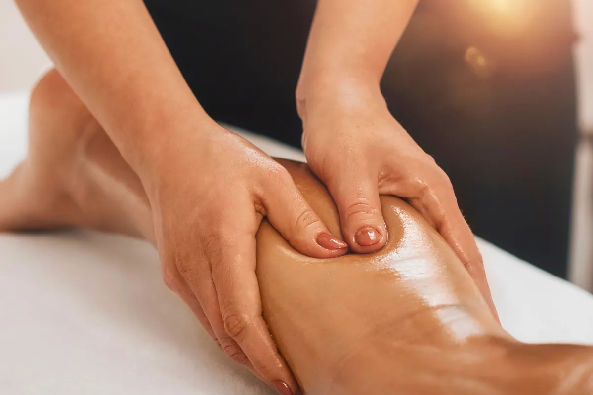Profissional realizando terapia manual na mão de paciente