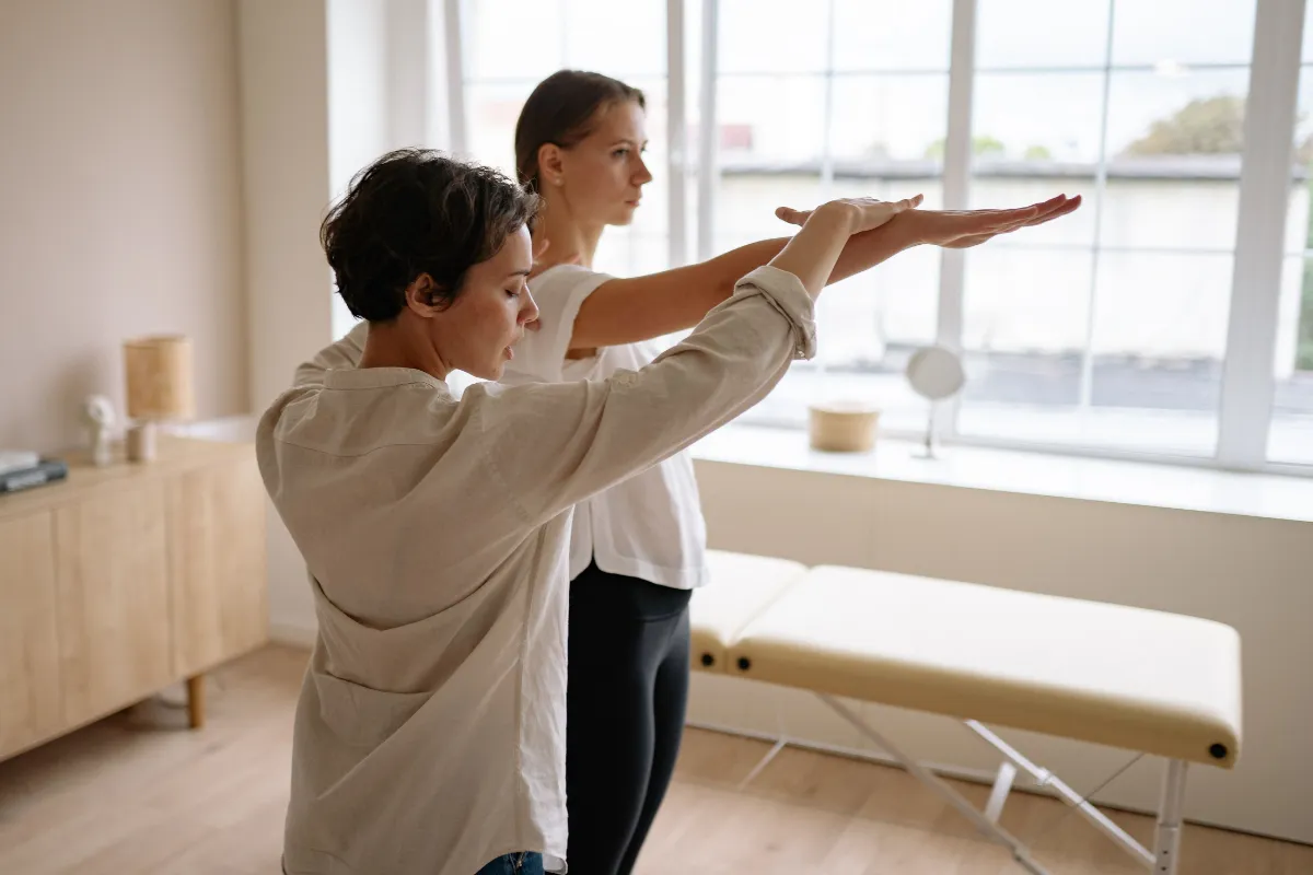 Profissional orienta cliente durante exercício de terapia corporal