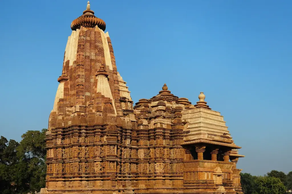 Fachada externa do templo Devi Jagadambi em Khajuraho, com estrutura e esculturas em pedra
