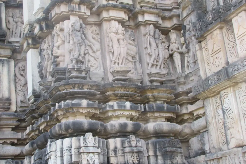 Esculturas em pedra na parede externa de um templo de Khajuraho, na Índia